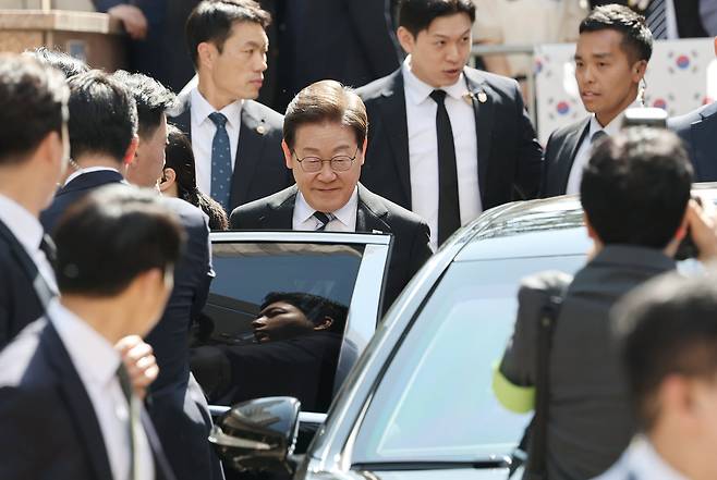 이재명 대통령이 제21대 대통령 임기를 시작한 4일 오전 인천 계양구 자택 앞에서 열린 주민 환송 행사를 마친 후 국립서울현충원으로 향하는 차량에 탑승하고 있다. /뉴스1