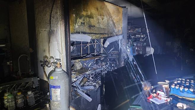 4일 오후 9시52분쯤 대전 유성구 한국과학기술원(KAIST)의 한 실험실에서 폭발과 함께 불이 나 1명이 중상을 입었다./뉴스1