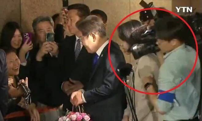 MBN 카메라 기자(오른쪽)가 이재명 대통령 쪽으로 움직이며 김혜경 여사를 밀치는 모습./YTN 화면 캡처