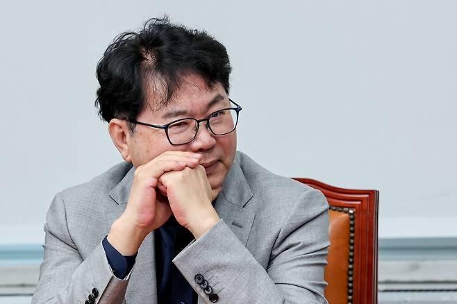 이한주 민주연구원장이 5일 오전 서울 여의도 국회에서 열린 더불어민주당 최고위원회의에 참석하고 있다. /뉴스1