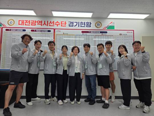 제54회 전국소년체육대회에서 대전 청소년 선수들이 사상 최고의 성적을 거둔 가운데 대전시체육회 임직원들이 기념사진을 찍고 있다. 대전시체육회 제공