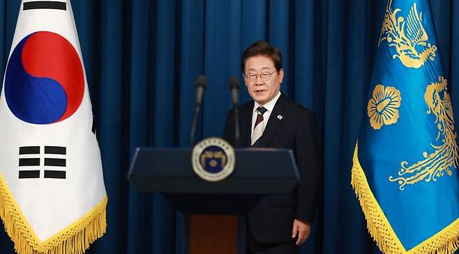 이재명 대통령이 4일 서울 용산 대통령실 청사에서 열린 '비상경제점검 태스크포스(TF) 회의'에 입장하고 있다. (대통령실통신사진기자단) ⓒ뉴시스