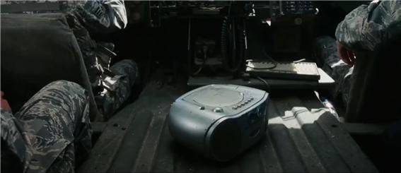 영화 ‘아이언맨’에서 군용차 안의 포터블 오디오를 비추는 장면