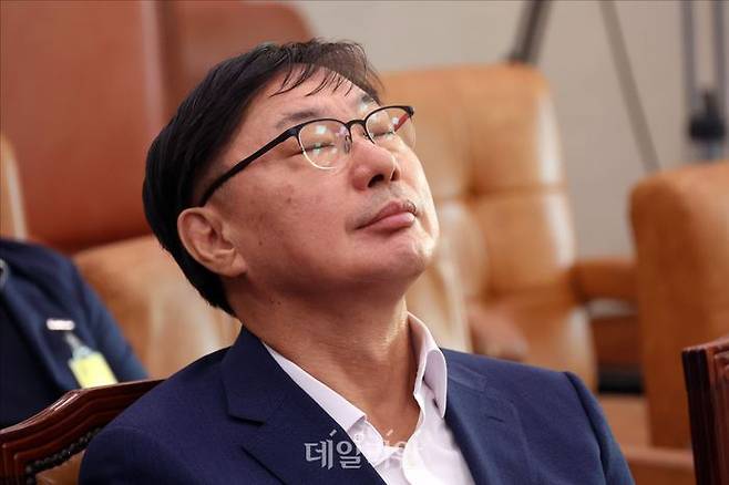 이화영 전 경기도 부지사가 지난해 10월 2일 오전 국회에서 열린 국회 법제사법위원회 박상용 검사 탄핵 청문회에서 생각에 잠겨 있다. ⓒ데일리안 홍금표 기자