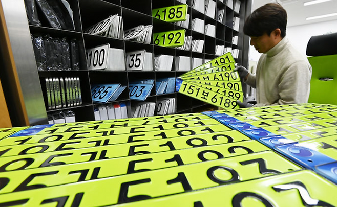 번호판제작소에서 직원이 연두색 차량 번호판을 정리하고 있다.ⓒ뉴시스