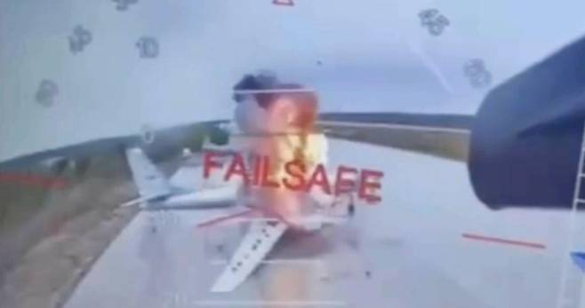 SBU는 1일 무인기(드론)로 러시아 본토 공군기지 5곳을 타격하는 ‘거미줄 작전’도 수행했다. 당시 공격으로 러시아 군용기가 불타는 모습. 사진 출처 SBU