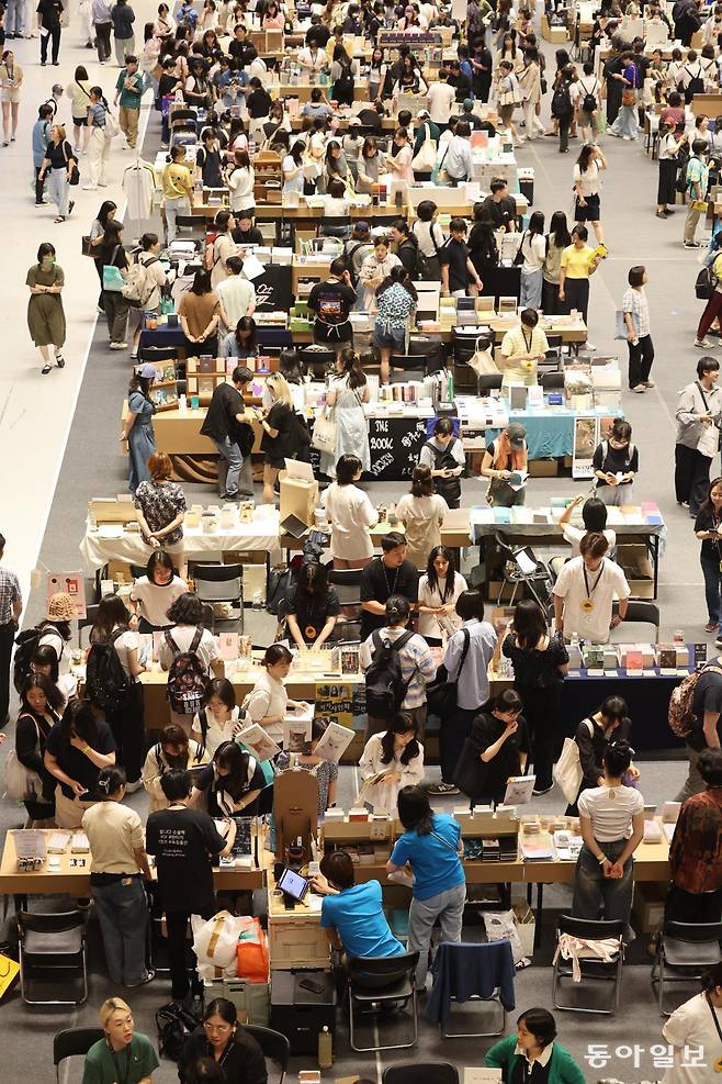 국내 최대 규모 책 잔치인 서울국제도서전이 18일부터 닷새간 열린다. ‘텍스트힙’ 인기에 힘입어 지난해 도서전 당시 입장 대기가 1시간 이상 이어질 정도로 인파가 몰렸다. 사진은 지난해 도서전 현장. 동아일보DB