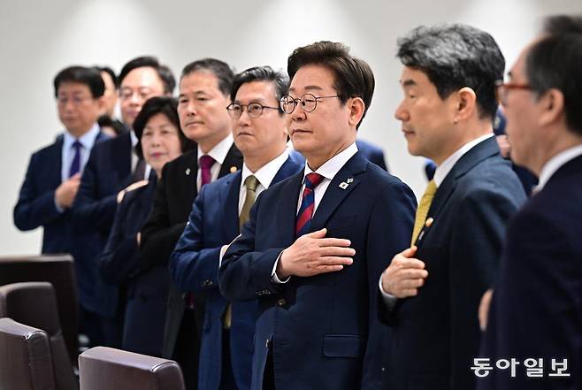 이재명 대통령이 5일 서울 용산 대통령실 청사에서 취임 후 열린 첫 국무회의에서 국민의례를 하고 있다. 2025.6.5. 대통령실사진기자단 송은석 기자 silverstone@donga.com