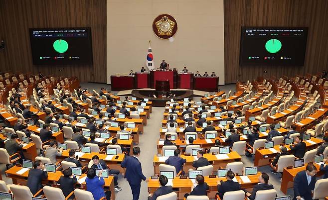 5일 서울 여의도 국회에서 열린 제426회 국회(임시회) 제1차 본회의에서 김건희 특검법이 통과되고 있다. 2025.06.05. 뉴시스