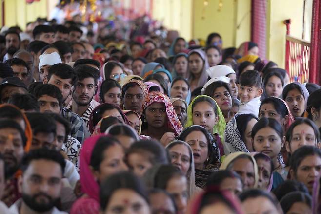 4월 5일(현지 시간) 인도 잠무에서 9일간의 힌두교 축제인 ‘나브라트리’를 위해 사원을 찾은 힌두교 신자들이 줄을 서 있다. 잠무=AP 뉴시스