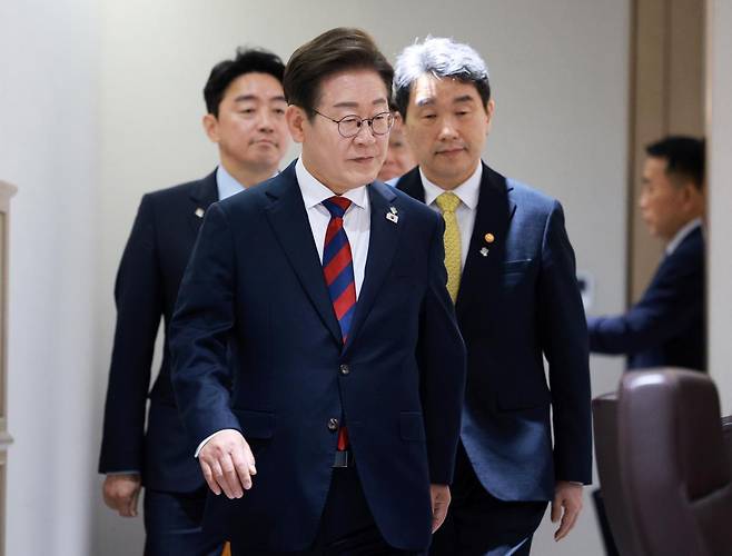 이재명 대통령이 5일 서울 용산구 대통령실 청사에서 열린 국무회의에 입장하고 있다. 뉴시스