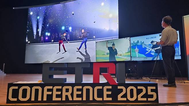 방승찬 원장이 'ETRI 컨퍼런스'에서 200Gbps 초저지연 6G 통신을 시연하고 있다. ETRI 제공