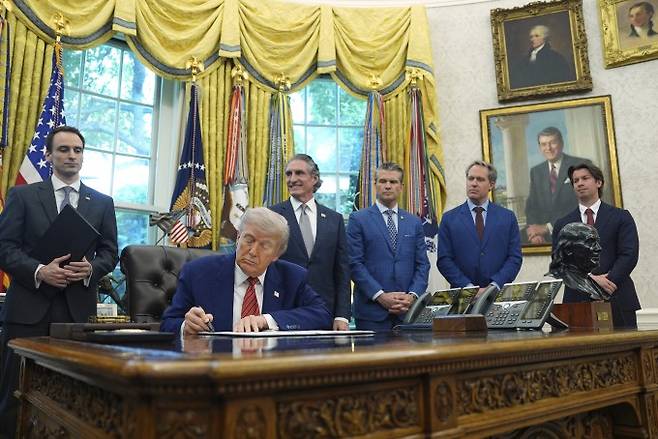 도널드 트럼프 대통령이 백악관 오벌 오피스에서 원자력 산업 기반 활성화를 위한 행정명령에 서명하고 있다. AP/연합뉴스 제공