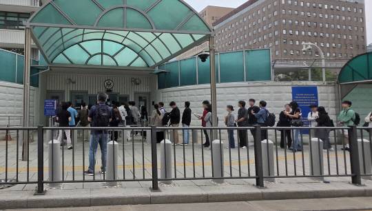 지난 5월 23일 서울 종로구 주한 미국대사관 앞에서 미국 비자를 발급받으려는 사람들이 줄을 서 있다. [연합뉴스]