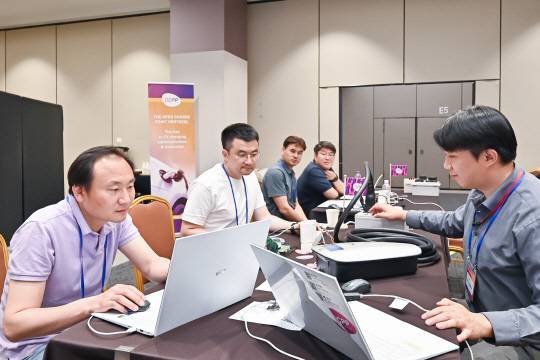 KTC가 주관한 OCCP Plugfest 에서 참석자들이 실시간 테스트를 하고 있다. [KTC]