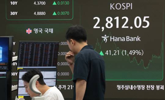 5일 서울 중구 하나은행 딜링룸. 연합뉴스