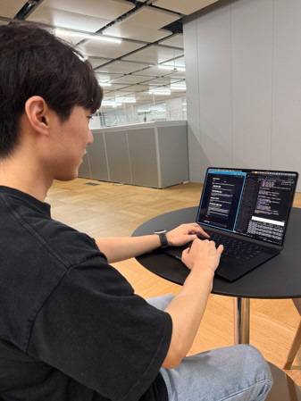 KAIST가 개발한 인공지능 조교(VTA)를 학생들이 이용하고 있다. KAIST 제공