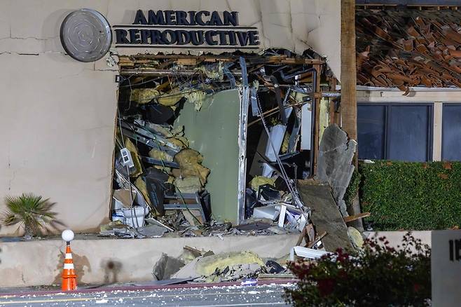 지난달 17일(현지 시각) 미국 캘리포니아주 팜스프링스의 한 난임클리닉 인근에서 폭탄 테러가 발생했다. 사진=AFP 연합뉴스