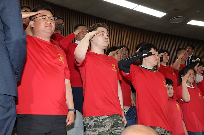 5일 국회 본회의에서 채해병 특검법이 통과되자 해병대 예비역 연대 관계자들이 거수 경례하고 있다. 연합뉴스