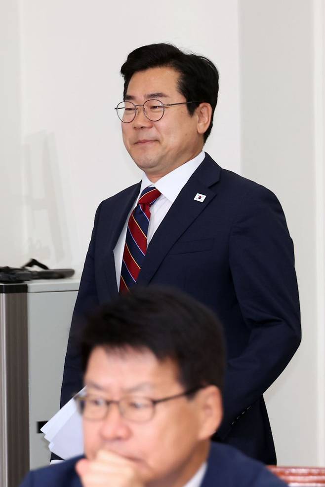 더불어민주당 박찬대 대표직무대행 겸 원내대표가 5일 국회에서 열린 최고위원회의에 참석하고 있다. 사진=서동일 기자