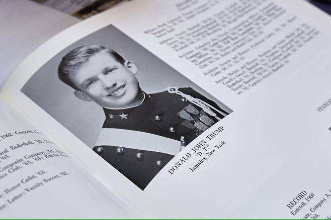 1964년 뉴욕군사학교 졸업 앨범에 등장한 졸업생 도널드 트럼프. 월스트리트저널 웹사이트 갈무리