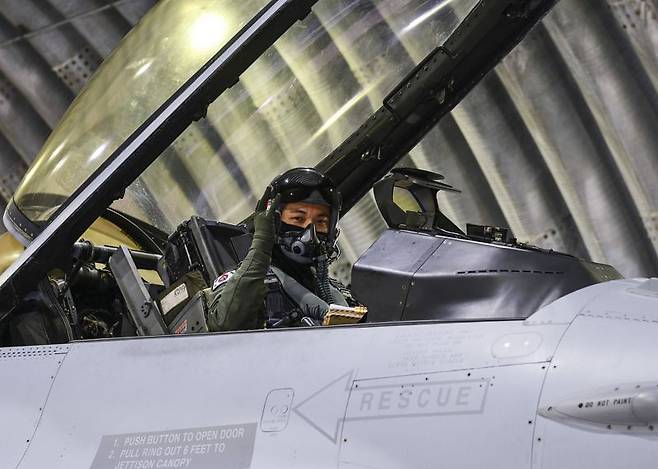 2025년 레드플래그 알래스카에 참가하는 페리(Ferry) 조종사가 5일 공군 충주기지에서 이륙하기 전 파이팅하고 있다. 공군 제공