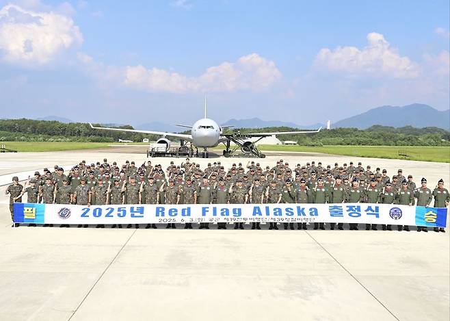 지난 3일 공군 충주기지에서 진행된 2025년 레드플래그 알래스카 출정식에서 훈련 참가요원들이 KC-330 다목적 공중급유수송기를 배경으로 기념촬영을 하고 있다. 공군 제공