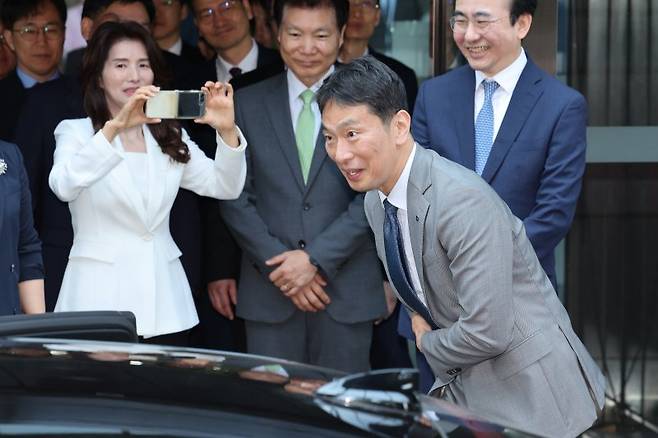 이복현 금융감독원장이 5일 오전 서울 여의도 금융감독원에서 열린 자신의 퇴임식을 마친 후 직원들과 인사하고 있다. 뉴스1