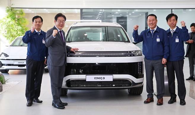 이재명 대통령(당시 더불어민주당 후보)이 지난 2월 20일 충남 아산시 현대자동차 아산공장을 방문해 이동석(왼쪽 세번째) 현대자동차 사장과 아이오닉9 앞에서 기념촬영을 하고 있다. 사진=뉴시스