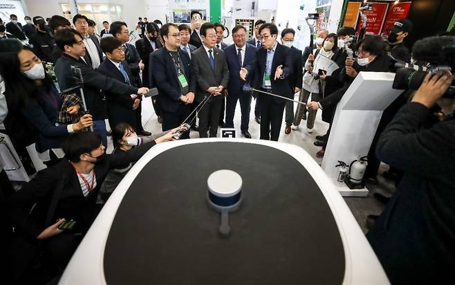 지난 2023년 3월 16일 서울 강남구 코엑스 EV트렌드코리아, 이재명 대통령(당시 더불어민주당 후보)이 이동형 보조배터리에 대한 설명을 듣고 있다. 사진=뉴시스