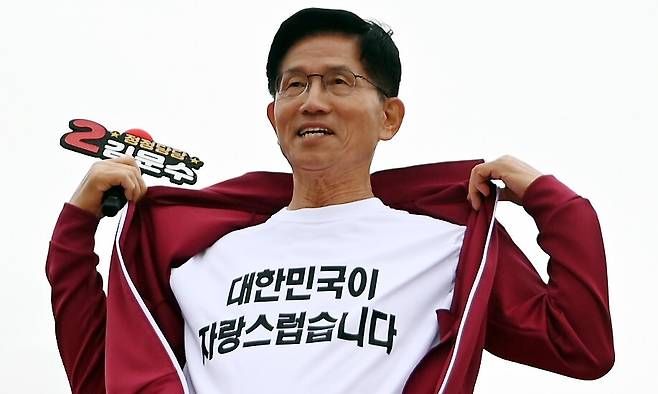 김문수 국민의힘 대선후보가 2일 오전 제주시 동문로터리 탐라문화광장에서 열린 “울려라 함성, 들어라 승리의 메아리” 제주 총괄거점유세 현장에서 시민들에게 지지를 호소하며 재킷을 벗어 \\\'대한민국이 자랑스럽습니다\\\'라는 문구를 보여주고 있다. 공동취재사진단