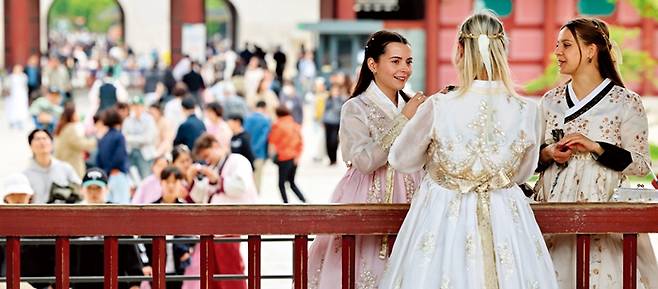 이탈리아에서 여행 온 관광객들이 지난 5월6일 오후 서울 종로구 경복궁에서 웃으며 대화하고 있다. 김영원 기자 forever@hani.co.kr