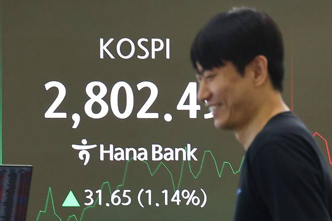 5일 오전 서울 중구 하나은행 본점 딜링룸 현황판에 코스피가 표시돼 있다. 연합뉴스