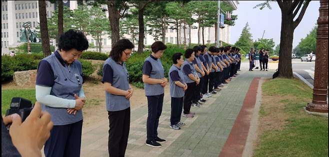 2018년 7월27일 고 노회찬 전 정의당 의원의 국회 영결식에서 청소 노동자들이 노 전 의원의 운구차를 기다리며 도열하고 있다. 신장식 조국혁신당 의원 페이스북 갈무리