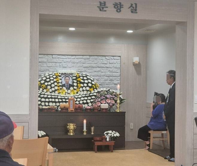 2025년 6월3일 한국서부발전 태안발전본부의 2차 하청 노동자 김충현씨의 빈소에서 충현씨의 어머니가 영정을 얼굴에 대어보며 울고 있다. 신다은 기자