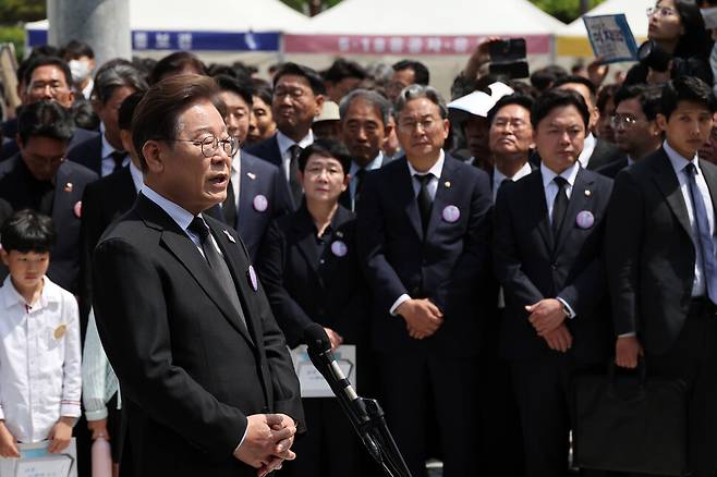 2025년 5월18일 더불어민주당 이재명 대선 후보가 광주광역시 북구 국립 5·18민주묘지에서 자신이 이날 발표한 개헌 방안에 대한 질문에 답변하고 있다. 연합뉴스