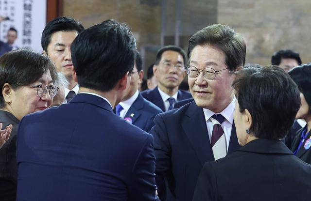 이재명 대통령이 4일 서울 여의도 국회 로텐더홀에서 열린 제21대 대통령 취임 선서식에 참석해 김민석 의원과 악수하고 있다. 뉴시스