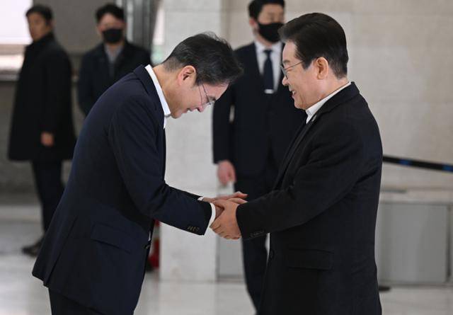 이재명(오른쪽) 대통령이 더불어민주당 대표이던 3월 20일 서울 강남구 멀티캠퍼스 역삼 SSAFY 서울캠퍼스에서 청년 취업 지원을 위한 현장 간담회에 참석해 이재용 삼성전자 회장과 인사하고 있다. 한국일보 자료사진