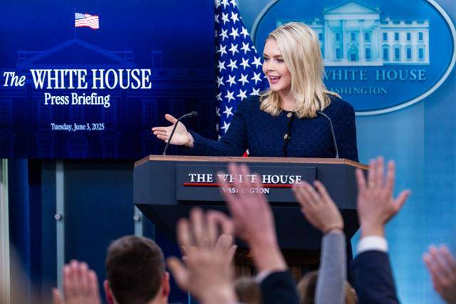 캐럴라인 레빗 미국 백악관 대변인이 3일 워싱턴 백악관 브리핑룸에서 취재진 질문을 받고 있다. 워싱턴=EPA 연합뉴스