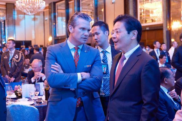 피트 헤그세스 미국 국방장관과 로렌스 웡 싱가포르 총리가 30일(현지시간) 싱가포르 샹그릴라호텔에서 열린 아시아안보회의에서 대화를 나누고 있다. 연합뉴스