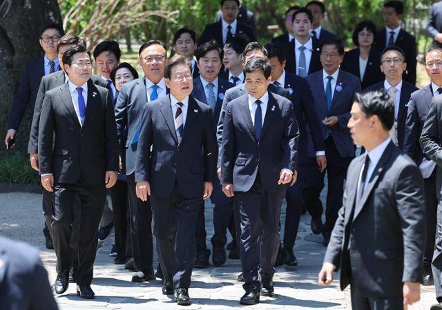 이재명 대통령이 4일 오전 국회 사랑재에서 우원식 국회의장 등 여야 대표들과 함께 오찬을 하기 위해 이동하고 있다. 고영권 기자