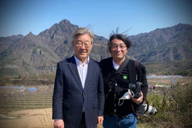 강영호 사진작가(오른쪽)는 2020년 10월부터 6개월간 이재명 대통령과 동행하며 사진을 찍고 말을 기록했다. 사진은 그 시절 이 대통령과 함께 찍은 것이다. 강영호 사진작가 제공