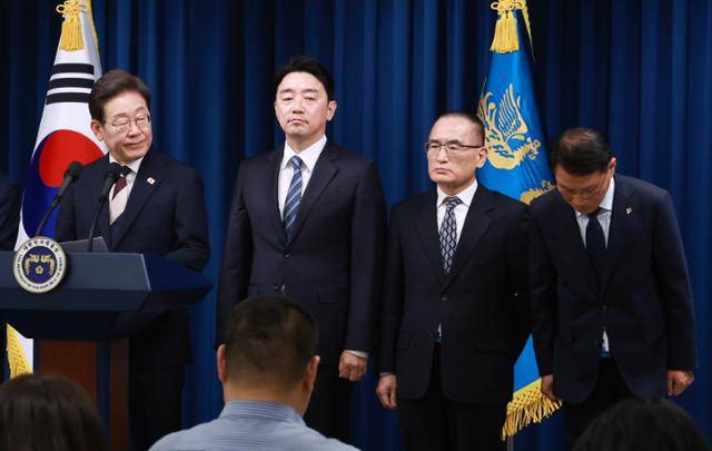 이재명 대통령이 4일 서울 용산 대통령실 청사에서 새 정부 첫 인사 발표를 하고 있다. 오른쪽부터 황인권 경호처장, 위성락 안보실장, 강훈식 비서실장. 대통령실통신사진기자단