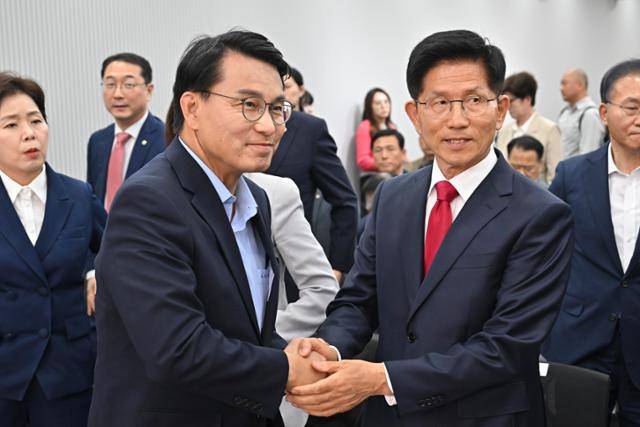 김문수(앞줄 오른쪽) 국민의힘 대선 후보가 4일 서울 여의도 중앙당사에서 열린 제21대 대통령선거 국민의힘 중앙선거대책위원회 해단식에 참석해 윤상현(왼쪽) 의원과 악수하고 있다. 연합뉴스