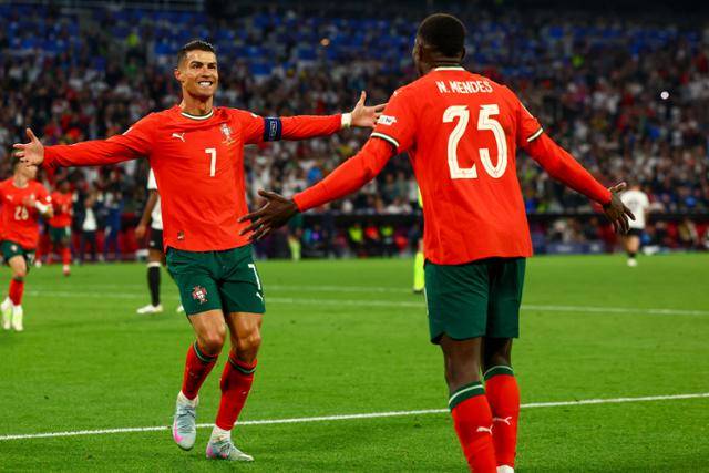 크리스티아누 호날두(왼쪽)가 5일 독일 뮌헨의 알리안츠 아레나에서 열린 독일과 포르투갈의 2024~25시즌 유럽축구연맹(UEFA) 네이션스리그 준결승전에서 후반 역전 결승골을 넣고 어시스트한 누누 멘데스와 기뻐하고 있다. 뮌헨=EPA 연합뉴스