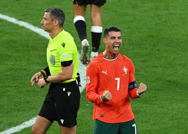 크리스티아누 호날두가 5일 독일 뮌헨의 알리안츠 아레나에서 열린 독일과 포르투갈의 2024~25시즌 유럽축구연맹(UEFA) 네이션스리그 준결승전에서 후반 역전 결승골을 넣고 환호하고 있다. 뮌헨=로이터 연합뉴스
