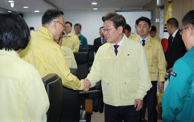 이재명 대통령이 5일 서울 용산 대통령실 국가안전보장회의(NSC) 회의실에서 열린 안전치안점검회의에 입장하며 이한경 행정안전부 재난안전관리본부장과 인사하고 있다. 왕태석 선임기자