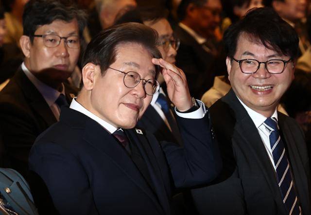 이재명 더불어민주당 대선 후보가 지난달 8일 서울 영등포구 중소기업중앙회에서 열린 선거대책위원회 직능본부 민생정책 협약식에서 자리하고 있다. 오른쪽은 이한주 민주연구원장. 뉴스1