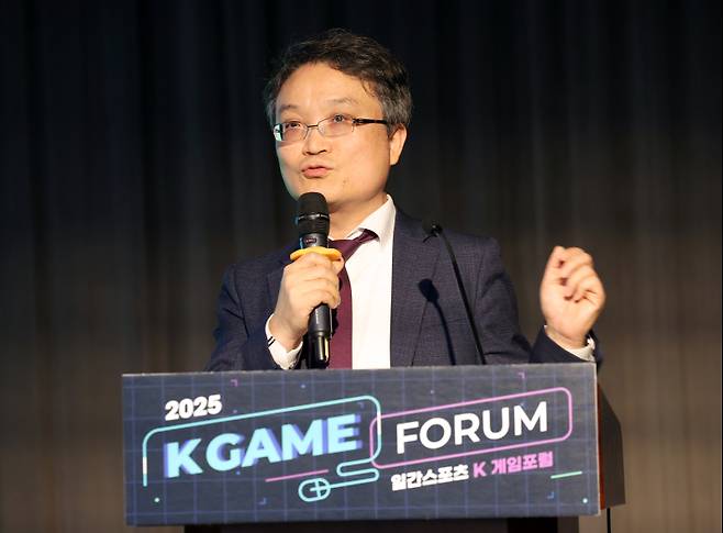 신동환 법무법인 린 변호사가 '양대 앱마켓 규제 필요성'을 주제로 발표하고 있다. 정시종 기자