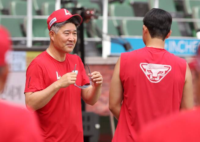5일 인천 삼성전에 앞서 선수단 훈련을 지켜보는 이숭용 감독. SSG 제공